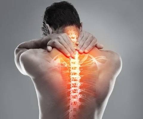 Dos bloqué libéré manuellement par l'ostéopathie à Lyon